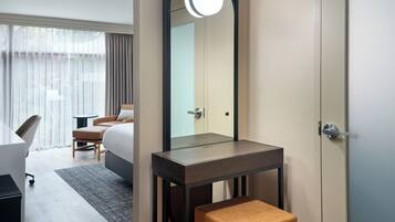 Luxe beddengoed, pillowtop-bedden, een kluis op de kamer, een bureau