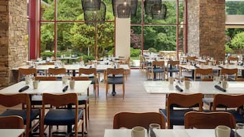 2 restaurants; breakfast, lunch, and dinner served