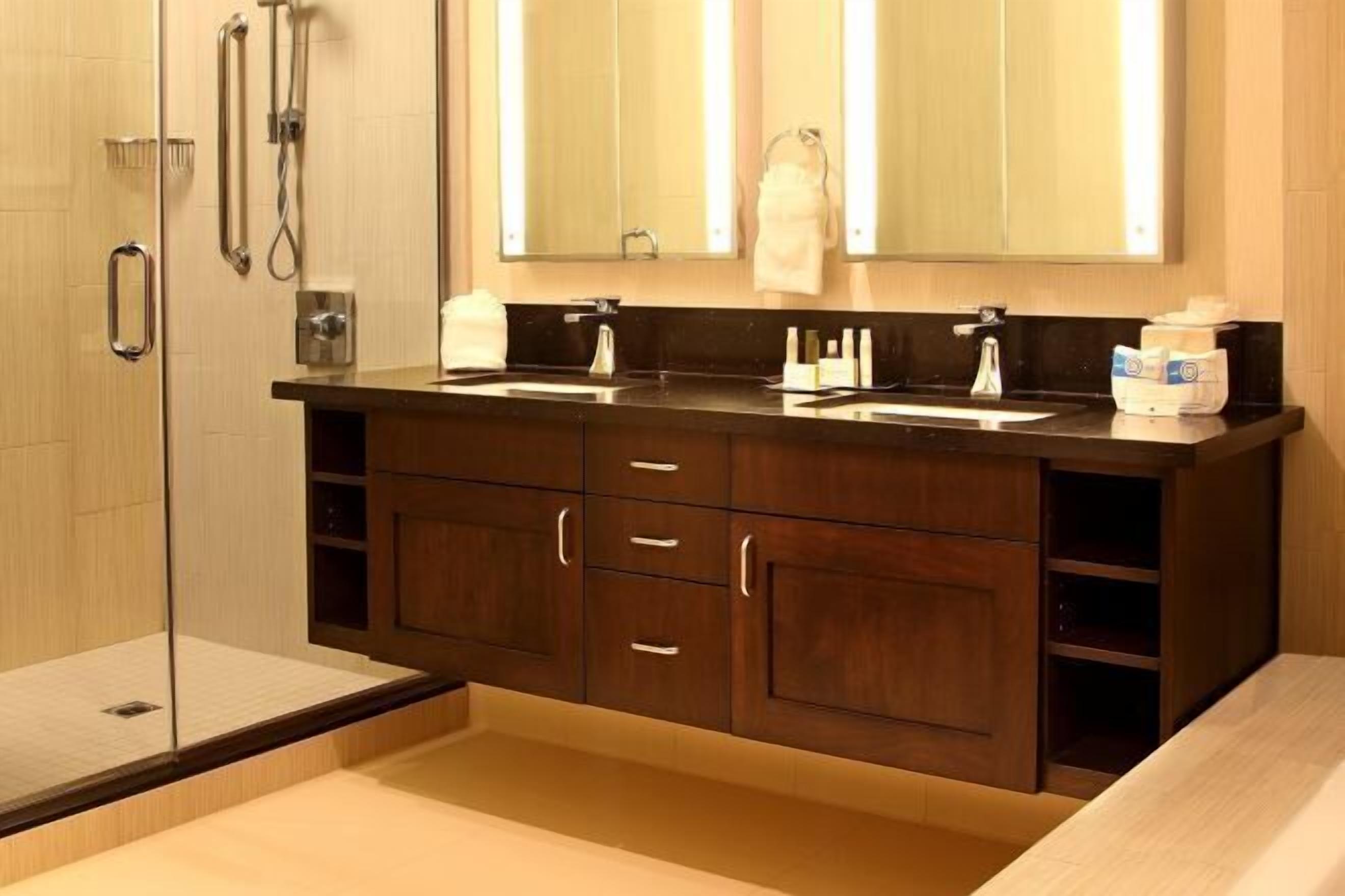 Combined shower/bathtub, free toiletries, hair dryer, towels