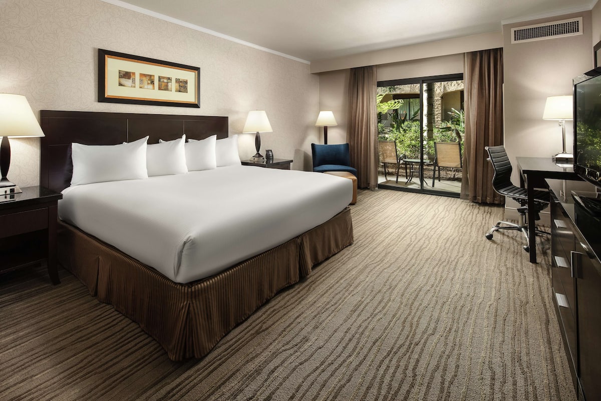 Hypo-allergenic bedding, down comforters, minibar, in-room safe