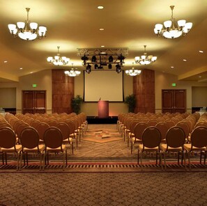 Ballroom - DoubleTree by Hilton Claremont (Claremont)