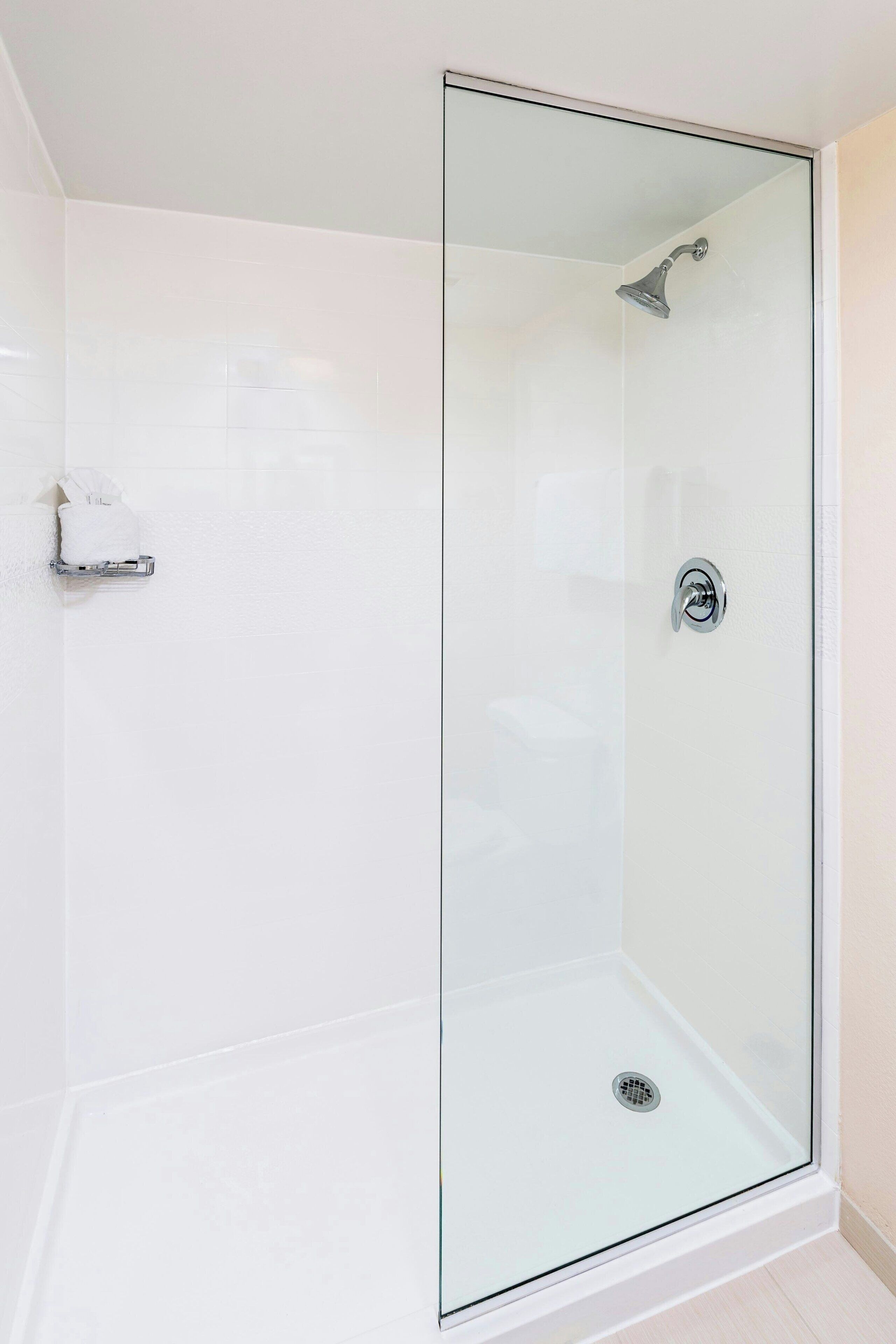 room, 1 king bed | bathroom | combined shower/bathtub, free toiletries, hair dryer, towels