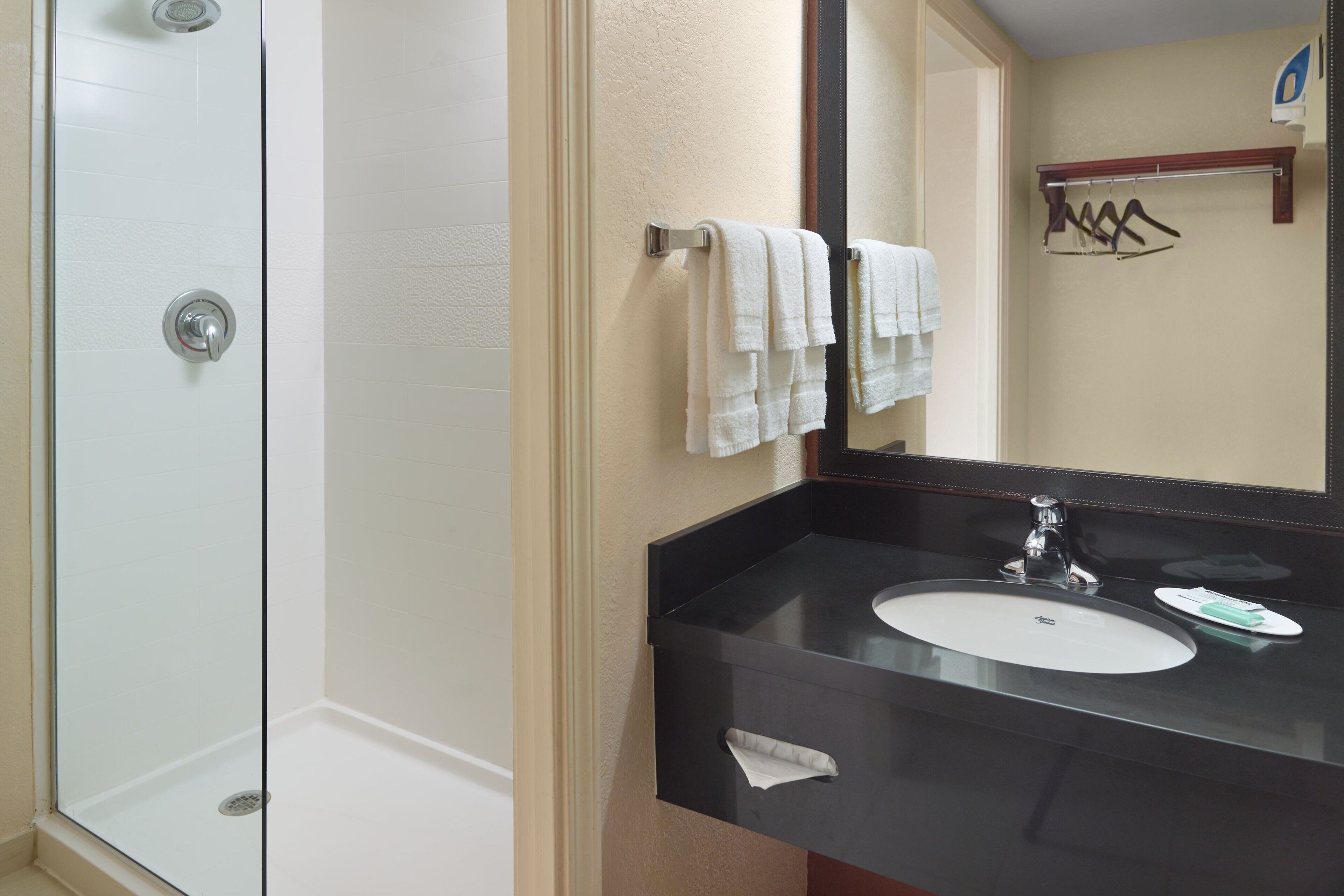room, 1 king bed | bathroom | combined shower/bathtub, free toiletries, hair dryer, towels