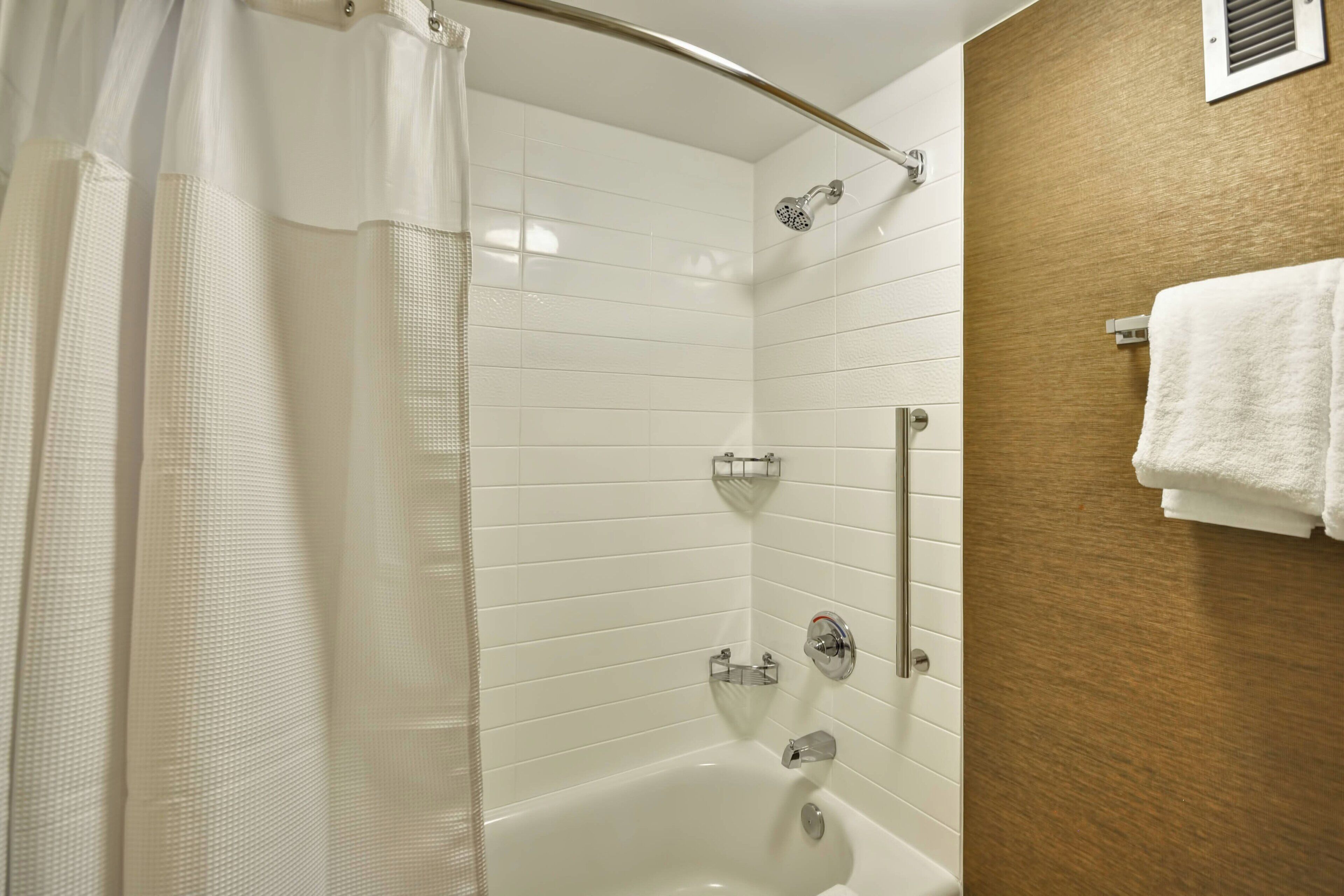 combined shower/bathtub, hair dryer, towels