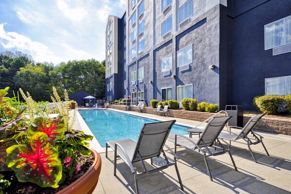 Una piscina al aire libre