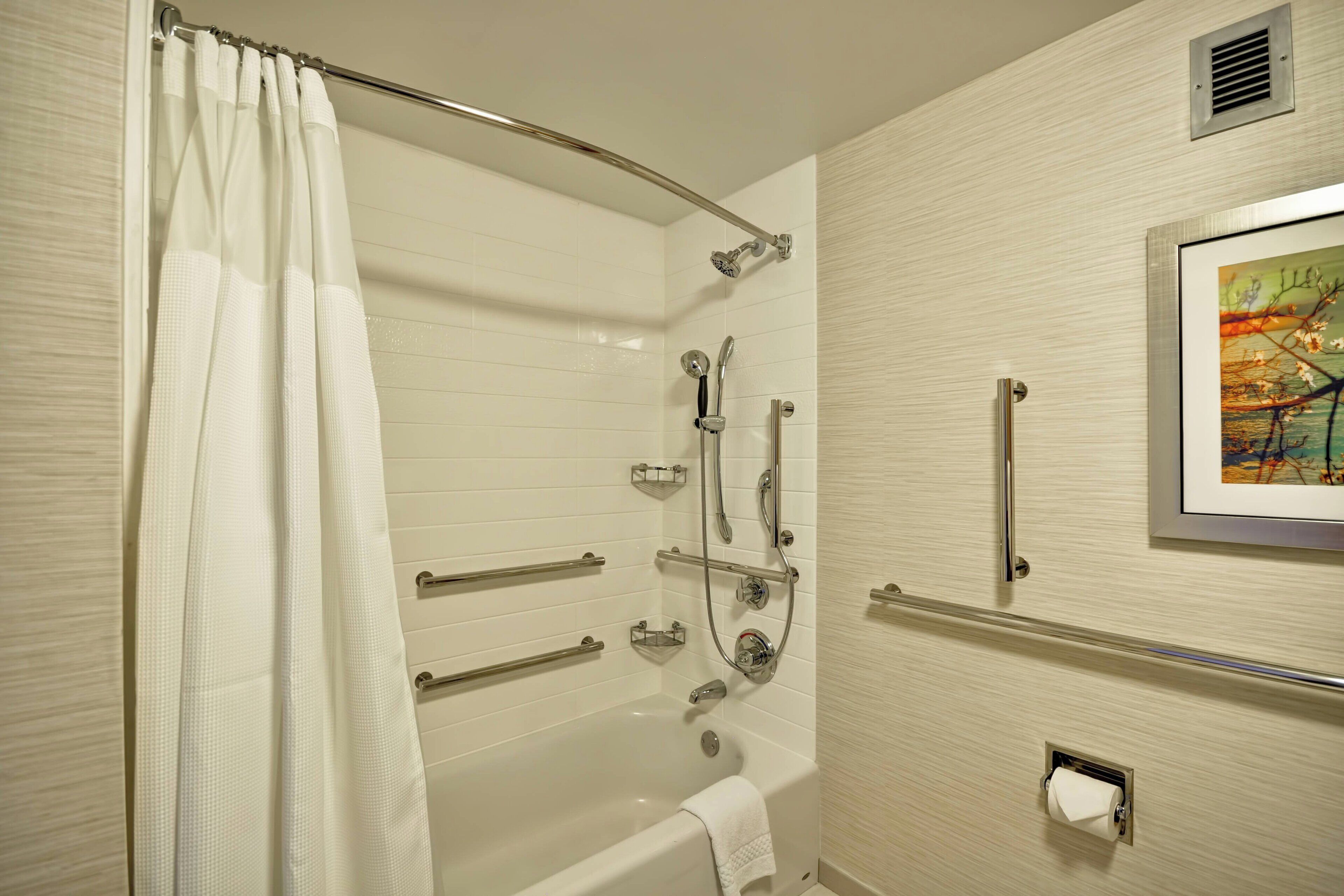 combined shower/bathtub, hair dryer, towels