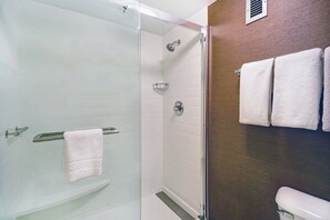 Ensemble douche/baignoire, sèche-cheveux, serviettes fournies