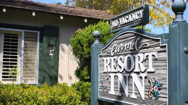 A wooden sign for a resort inn with a 'No Vacancy' sign above it. - Carmel Resort Inn (Carmel)