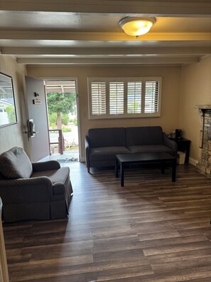 Standard Suite | Iron/ironing board, free WiFi, bed sheets
