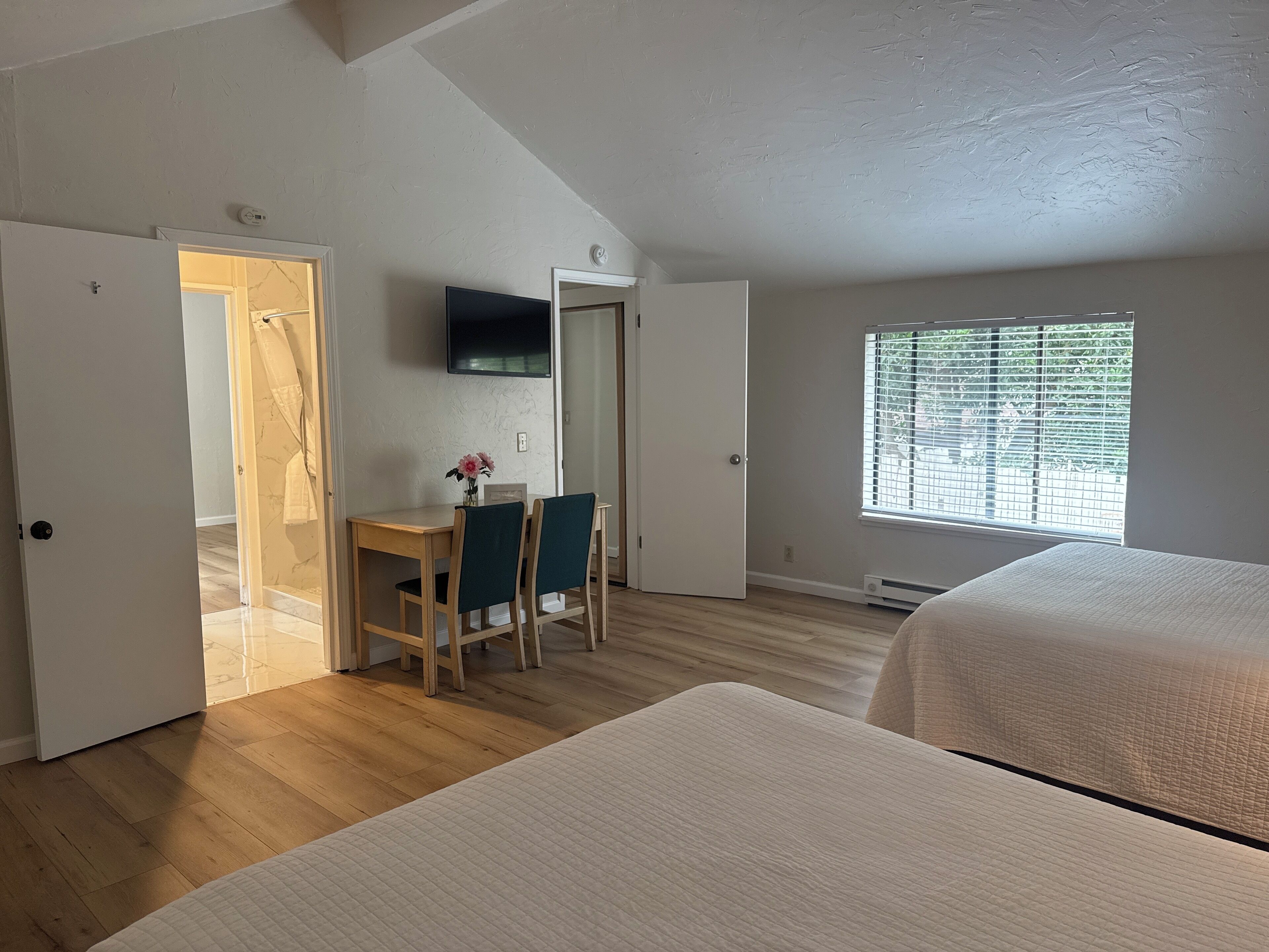 标准套房, 多张床 | 熨斗/熨衣板、床单