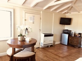 Cottage, 2 Queen Beds | Iron/ironing board, bed sheets