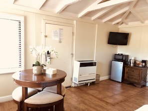 Cottage, 2 giường cỡ queen | 1 phòng ngủ, bàn ủi/dụng cụ ủi quần áo