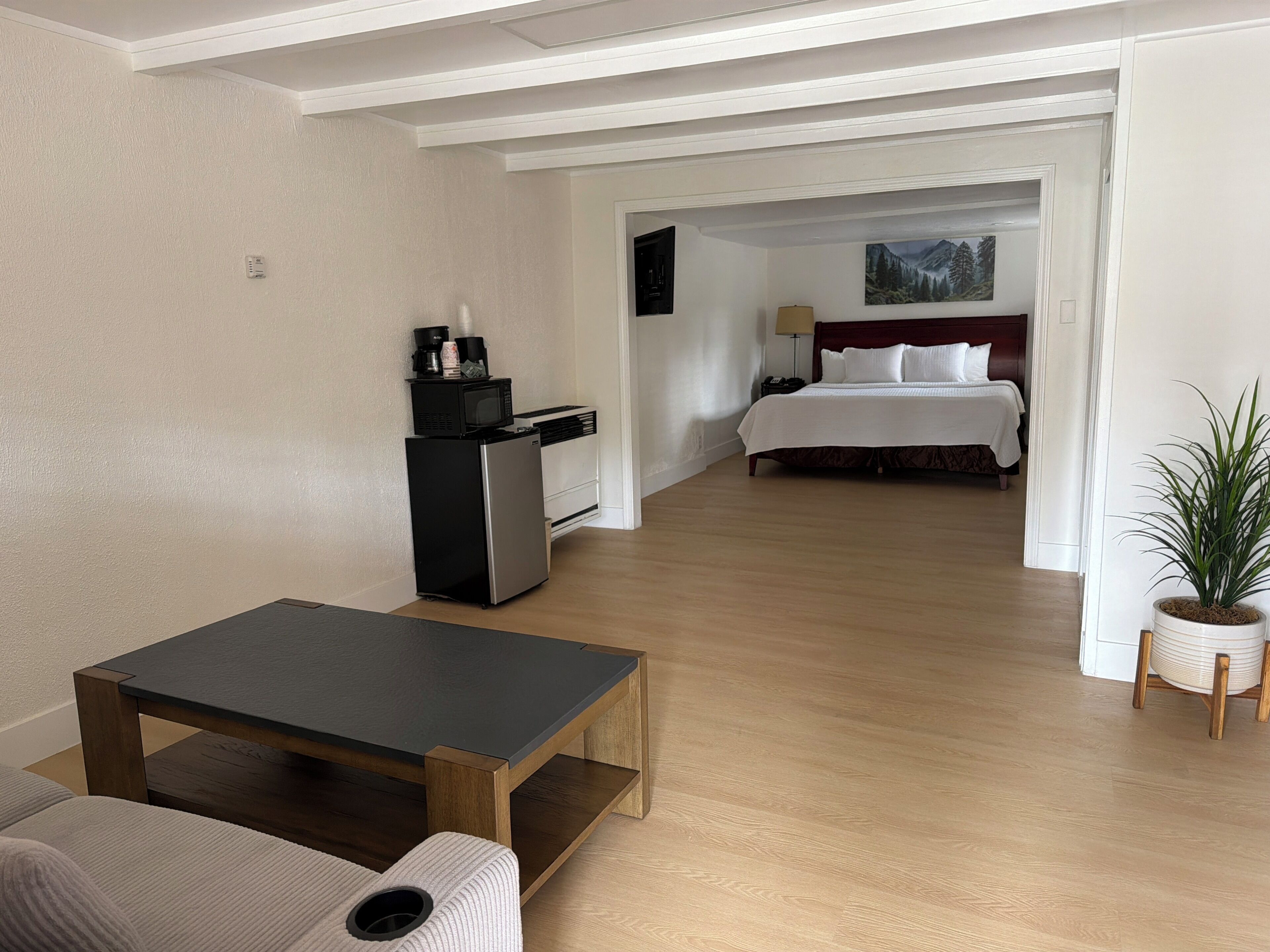 Standard Suite | Iron/ironing board, bed sheets