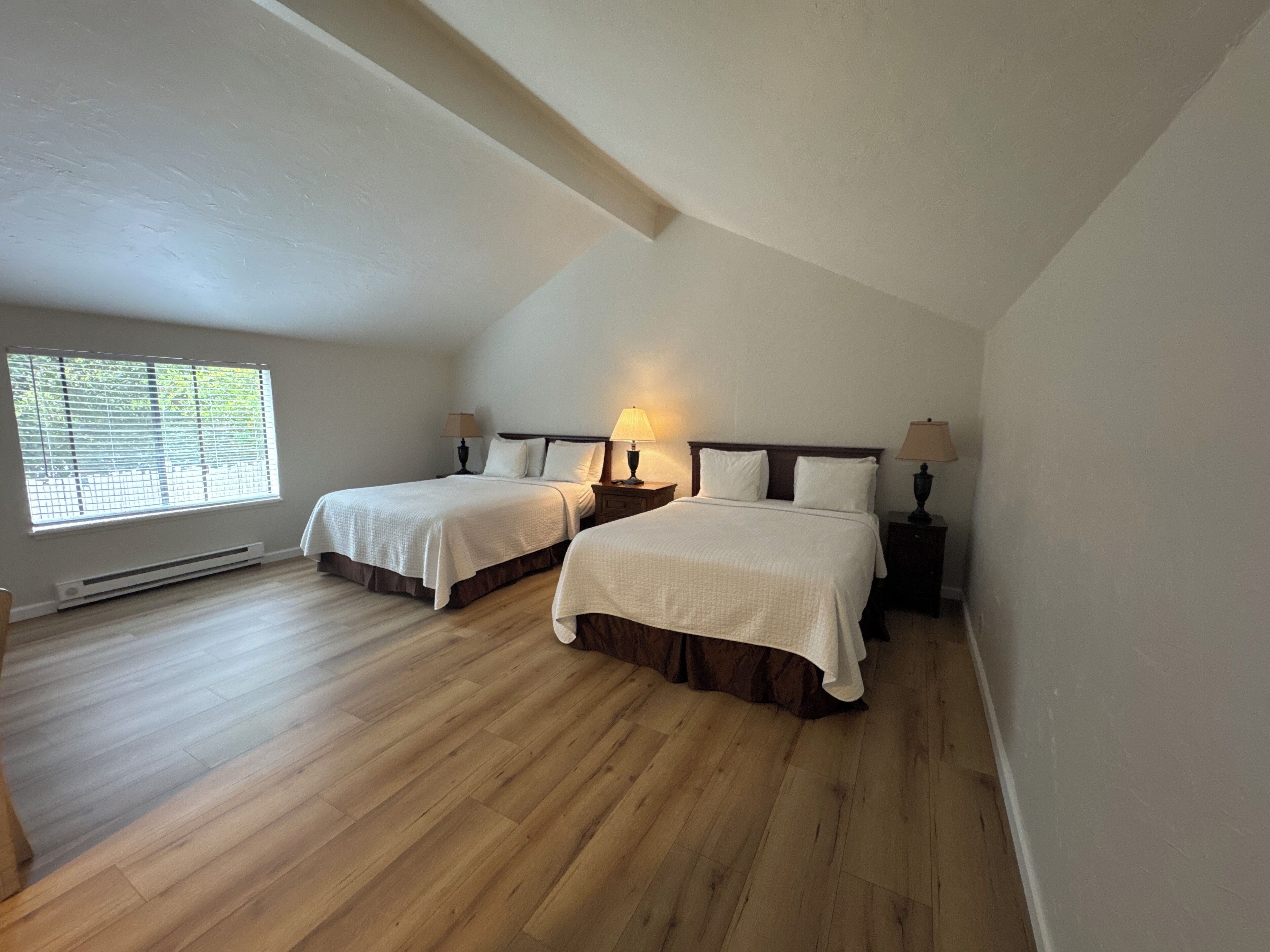 Suite estándar, varias camas | Tabla de planchar con plancha y ropa de cama