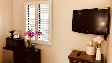 Cottage, 1 Queen Bed | Iron/ironing board, bed sheets