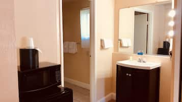 Cottage, 1 King Bed | 1 bedroom, iron/ironing board, bed sheets