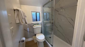 Cottage, 1 grand lit | Salle de bain | Articles de toilette gratuits, sèche-cheveux, serviettes fournies