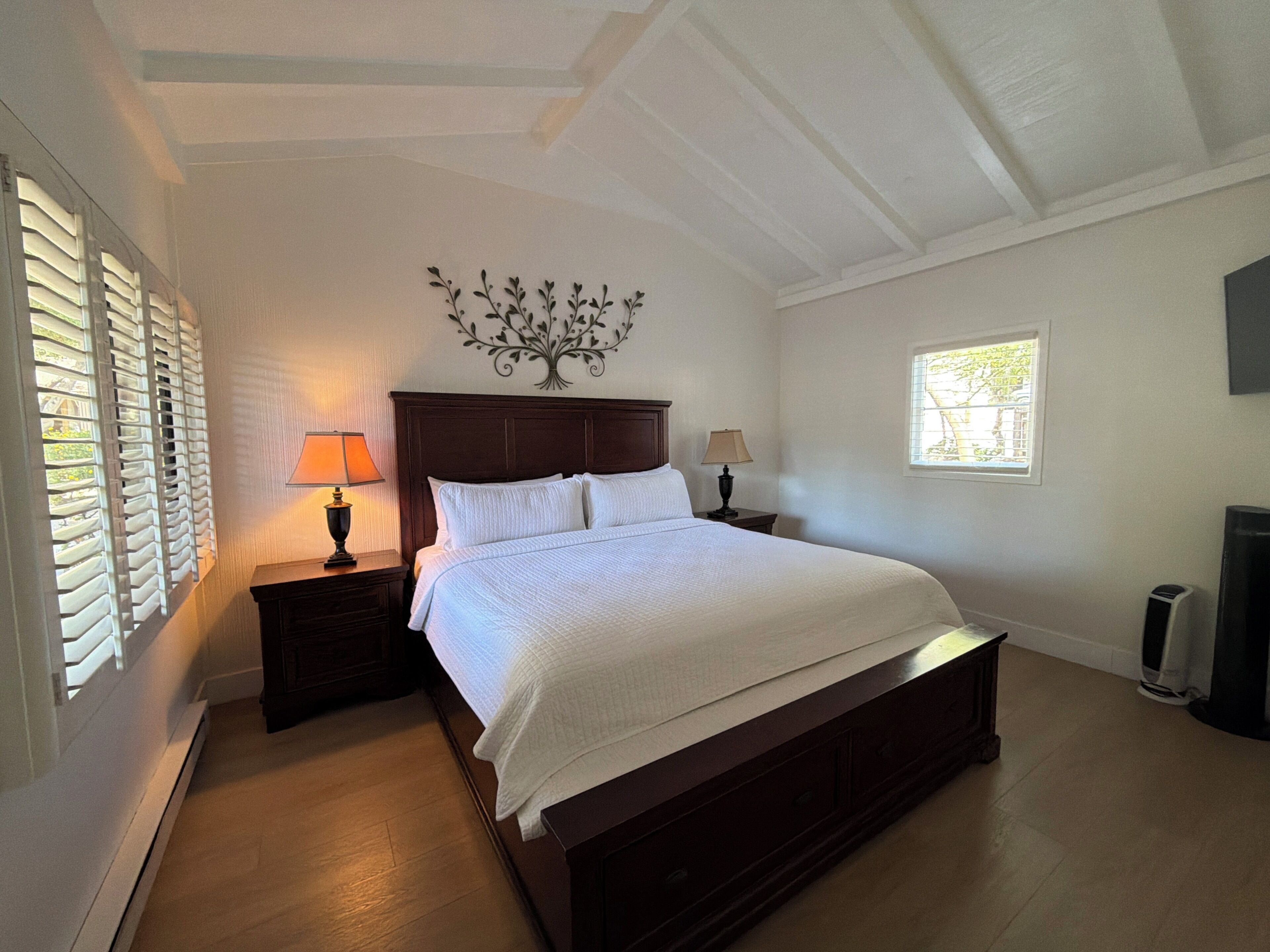 Standard Suite | Iron/ironing board, bed sheets