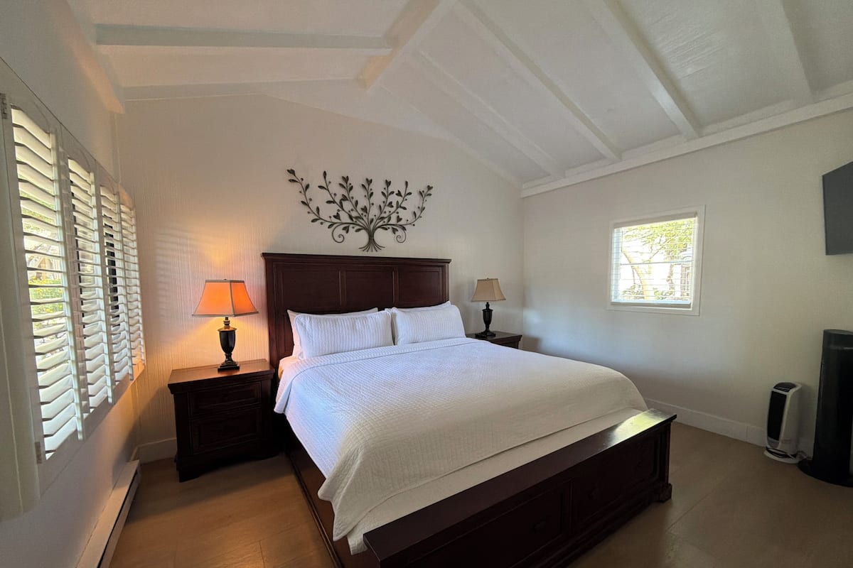Tabla de planchar con plancha y ropa de cama
