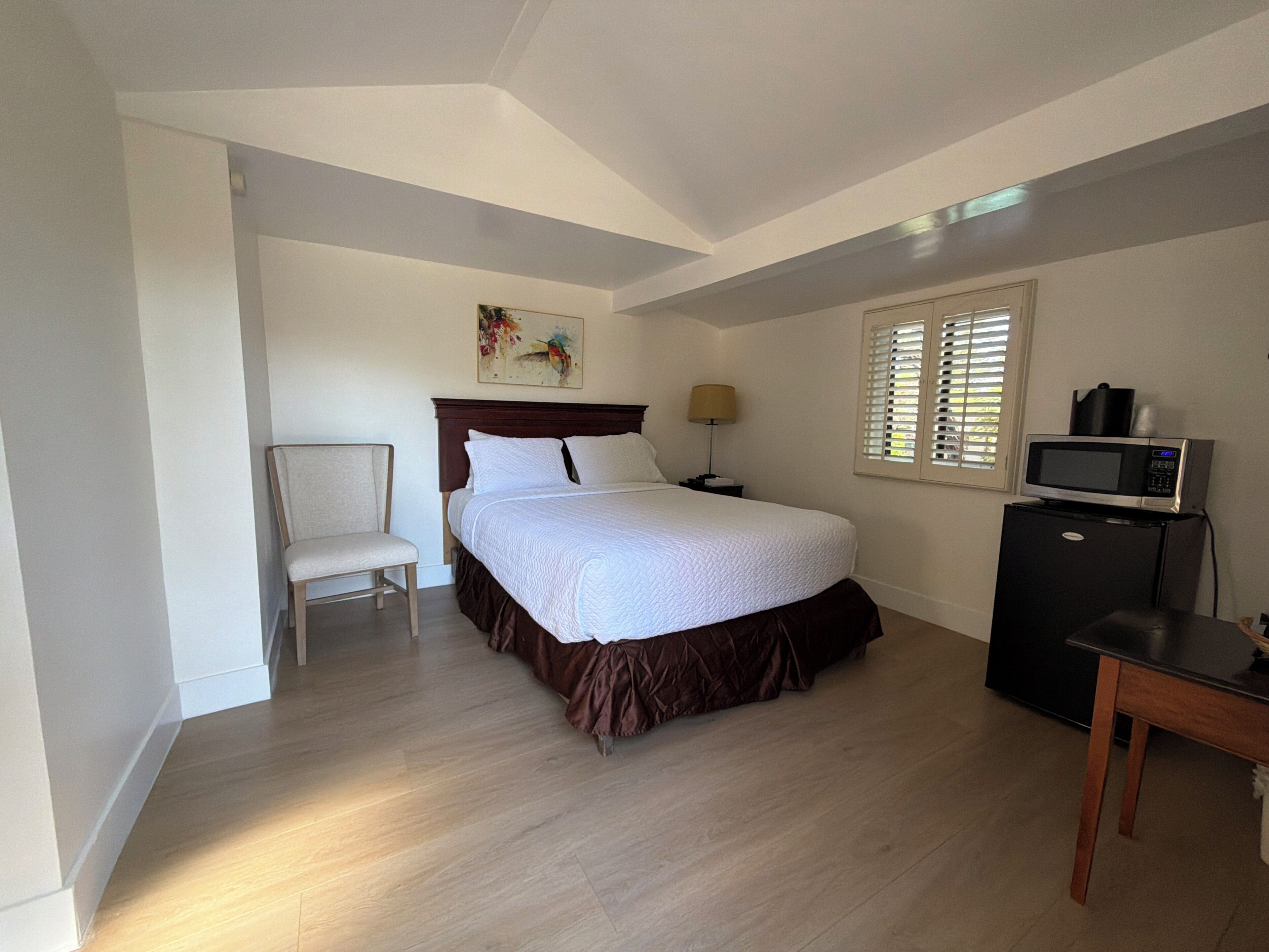 Cottage, 1 Queen Bed | Iron/ironing board, bed sheets