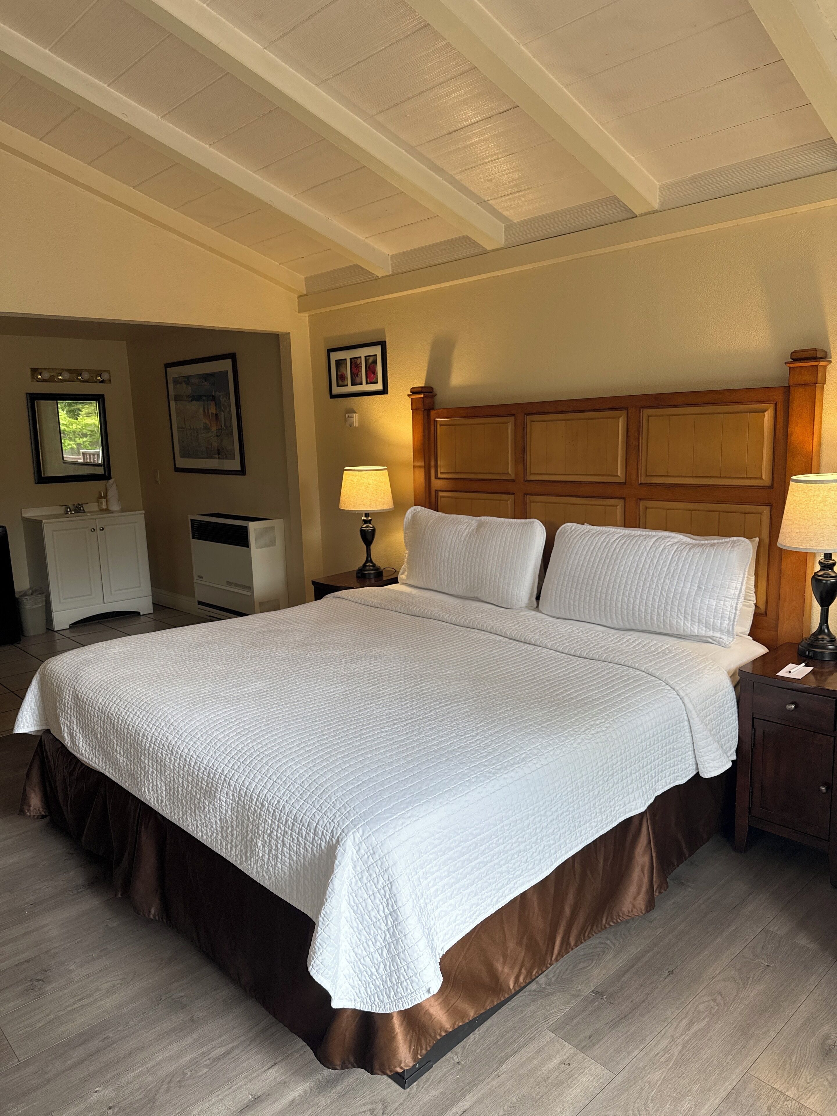 Cottage, 1 King Bed | Iron/ironing board, bed sheets