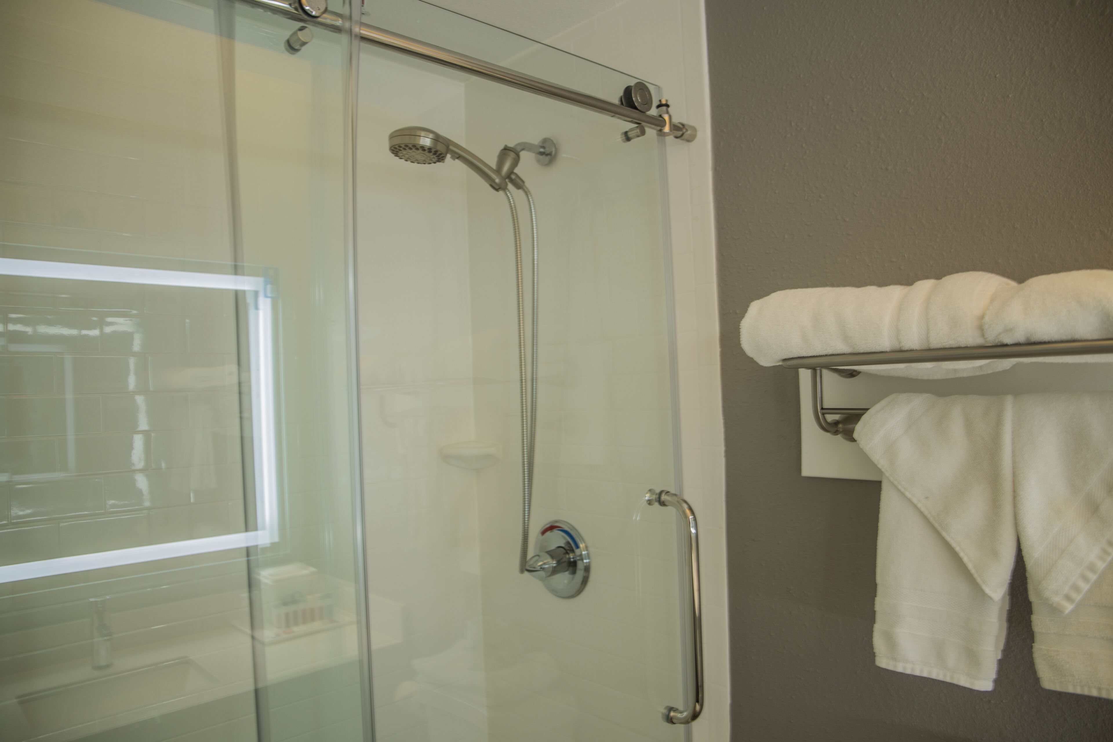 Habitación estándar, 2 camas Queen size, balcón | Baño | Amenidades de baño ecológicas, secadora de cabello, toallas 