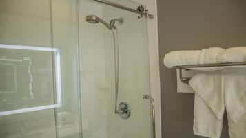 Habitación estándar, 2 camas Queen size, balcón | Baño | Amenidades de baño ecológicas, secadora de cabello, toallas