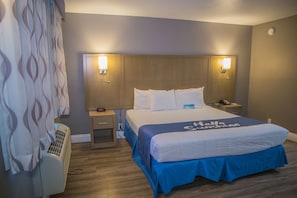 Standaard kamer, 1 kingsize bed | Een kluis op de kamer, een strijkplank/strijkijzer, gratis babybedden