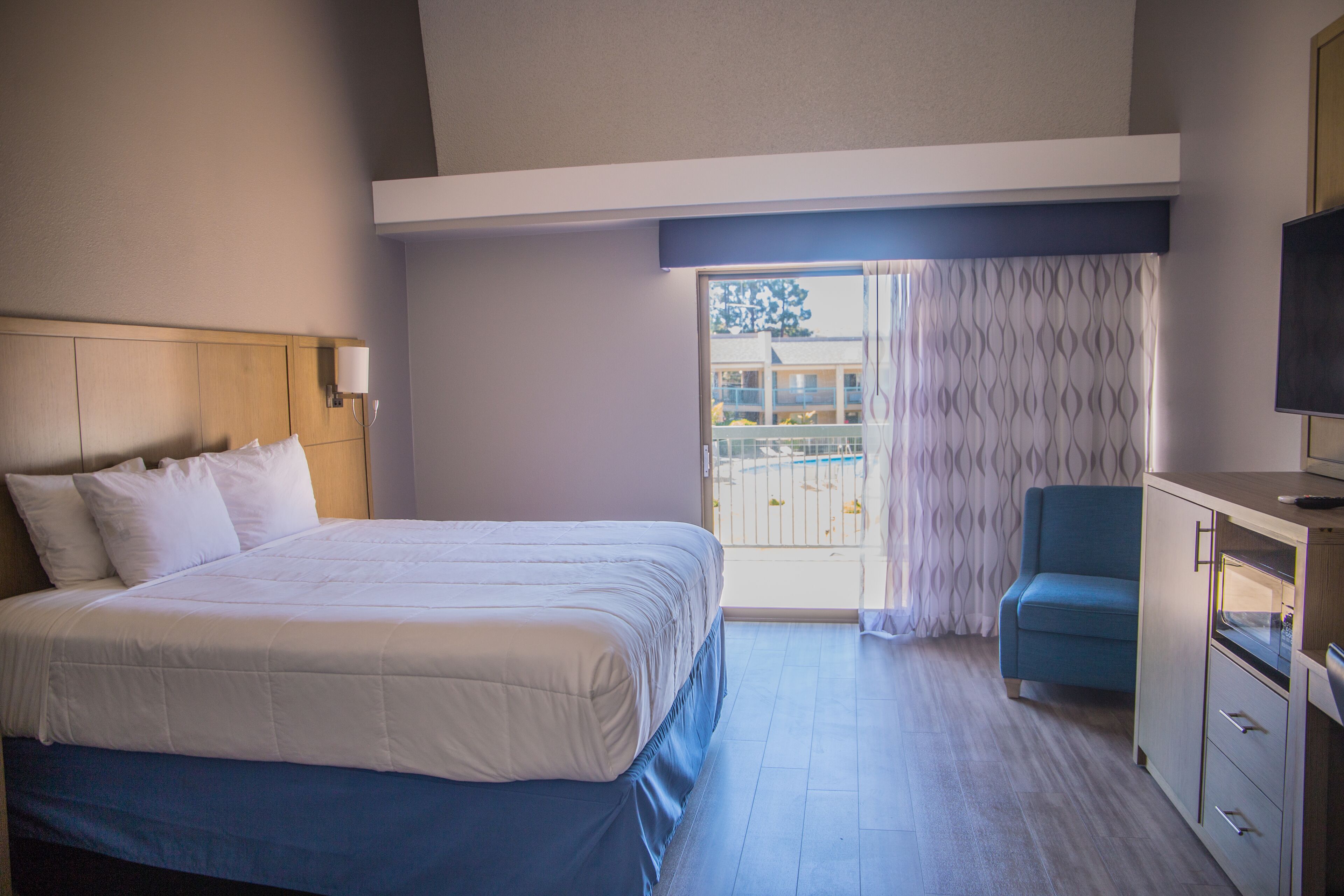 Chambre Standard, 1 très grand lit, balcon | Coffre-fort, fer et planche à repasser, lit de bébé (gratuit)