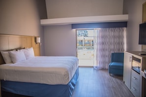 Standard Room, 1 King Bed, Balcony | In-room safe, iron/ironing board, free cots/infant beds - Days Inn by Wyndham Redwood City (Redwood City)