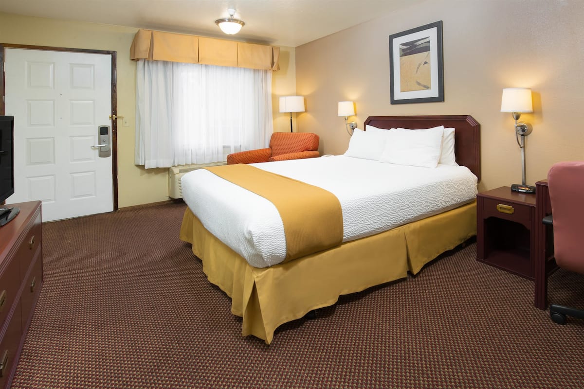 Room, 1 Queen Bed, Accessible, Non Smoking (Mobility/Hearing Impaired) | Desk, laptop workspace, blackout curtains, iron/ironing board