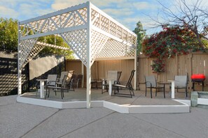 BBQ/picnic area - Days Inn by Wyndham Pinole Berkeley (Pinole)