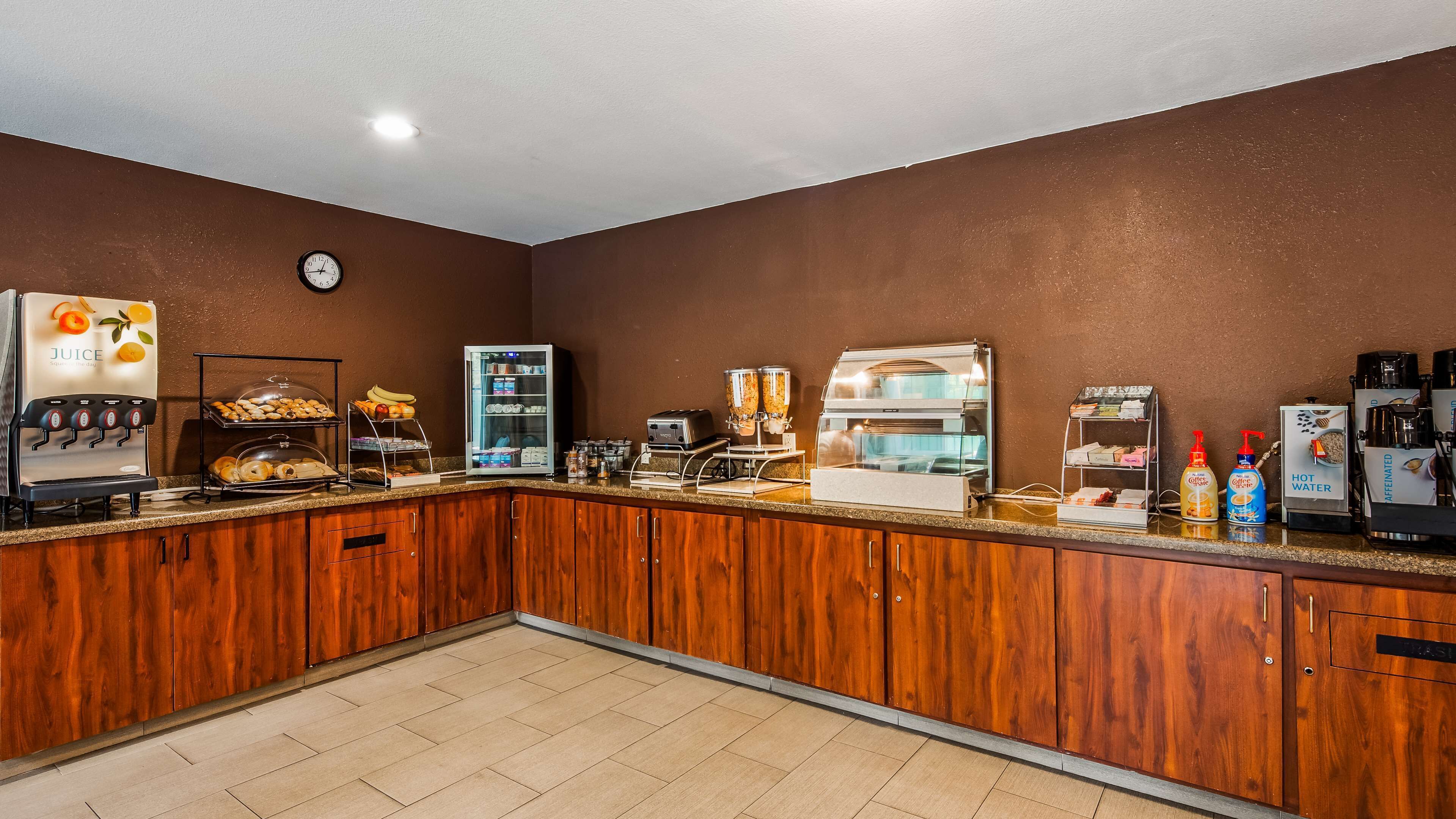 Bao gồm bữa sáng buffet hàng ngày 