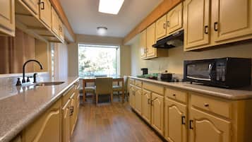 Suite, 1 King Bed with Sofa bed, Non Smoking, Kitchenette (with Sofabed) | Private kitchen | Fridge, microwave, coffee/tea maker