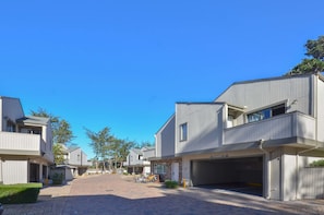 Standard Room, 1 Queen Bed, Accessible, Non Smoking | Bathroom | Free toiletries, hair dryer, towels - Best Western The Inn & Suites Pacific Grove (Pacific Grove)