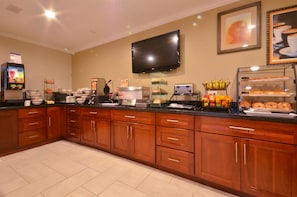 朝食 (コンチネンタル ブレックファスト)、毎日提供 (無料)