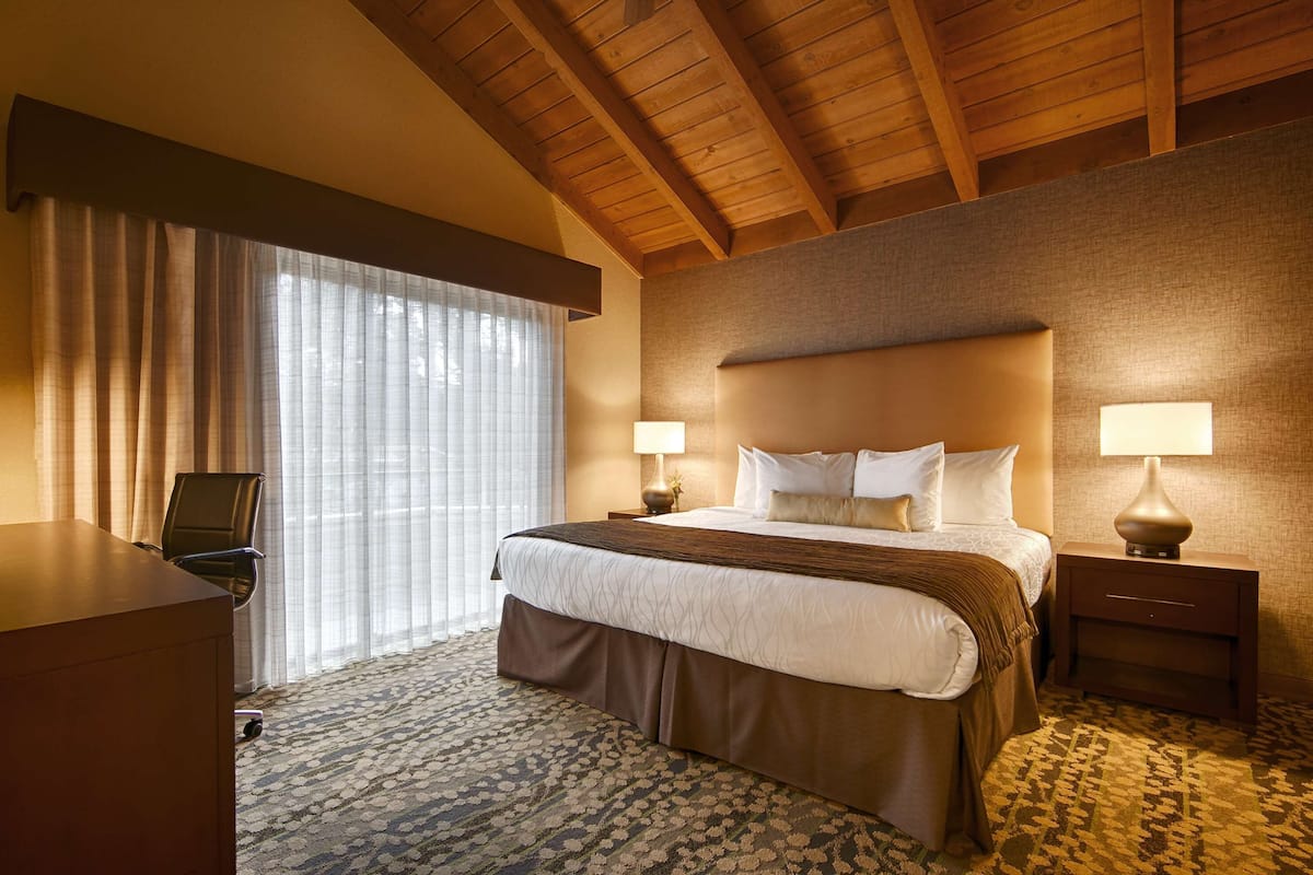 Standard Room, 1 King Bed, Non Smoking, Balcony | In-room safe, desk, blackout curtains, iron/ironing board