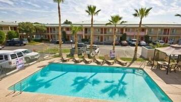 Hồ bơi ngoài trời