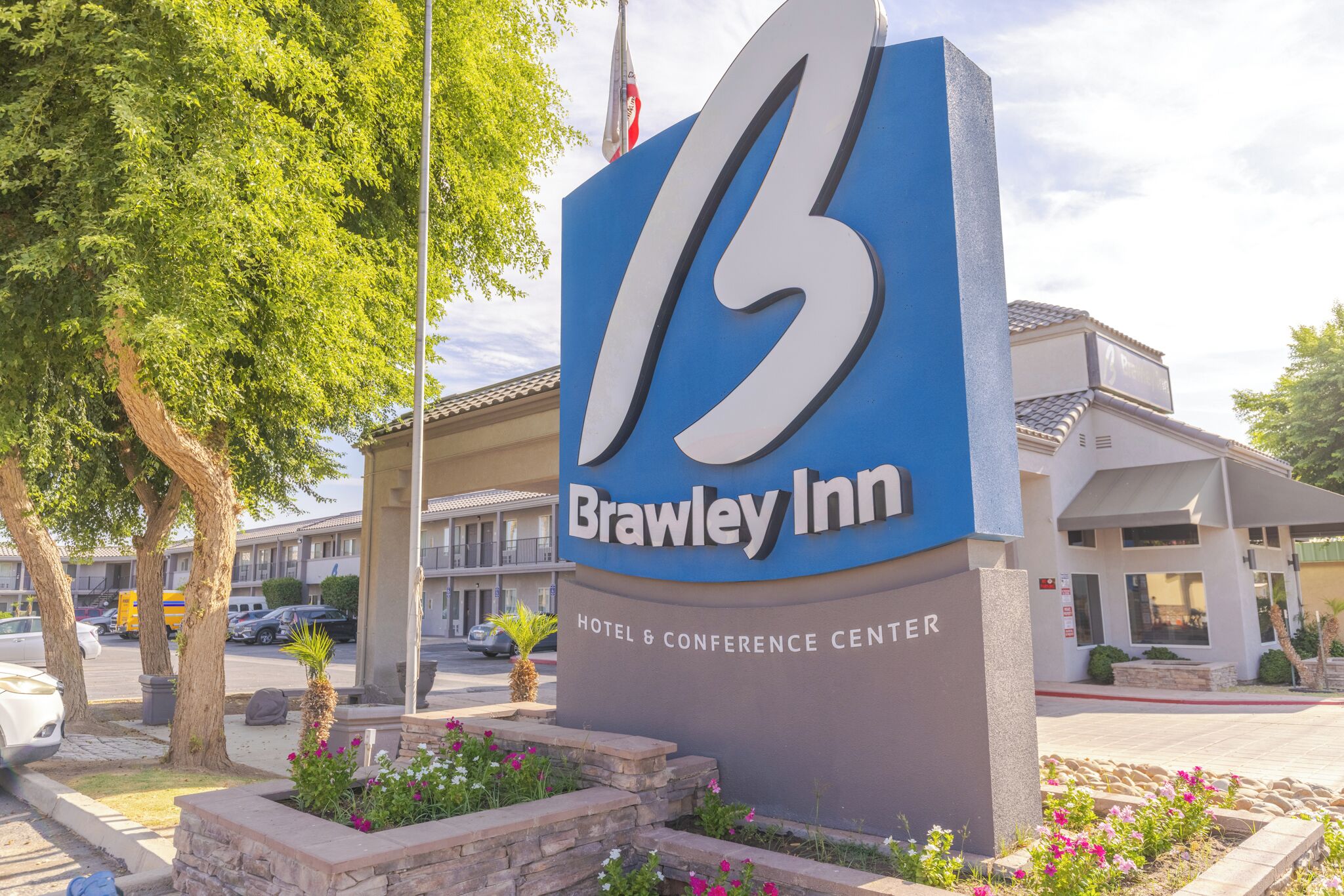 Señal de Brawley Inn con un gran logotipo 'B', indicando un hotel y centro de convenciones.