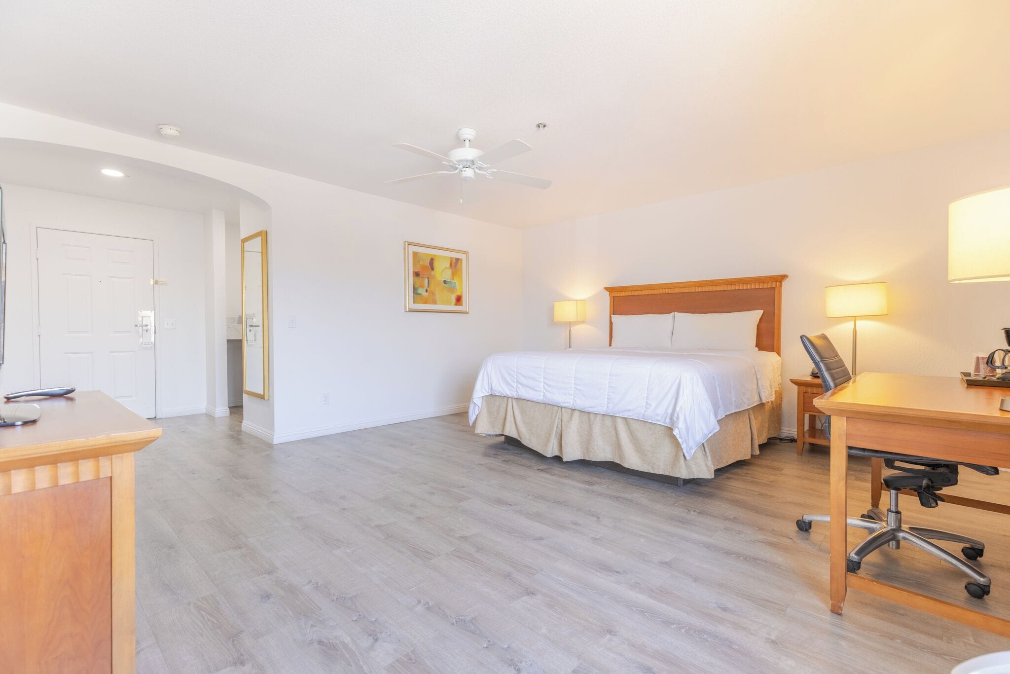 客房内保险箱、办公桌、遮光窗帘、隔音