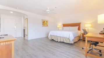 Caja de seguridad en la habitación, escritorio y cortinas blackout