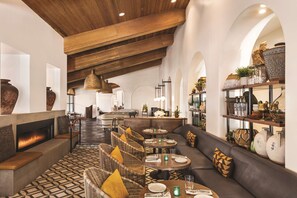 Phục vụ bữa sáng, bữa trưa và bữa tối