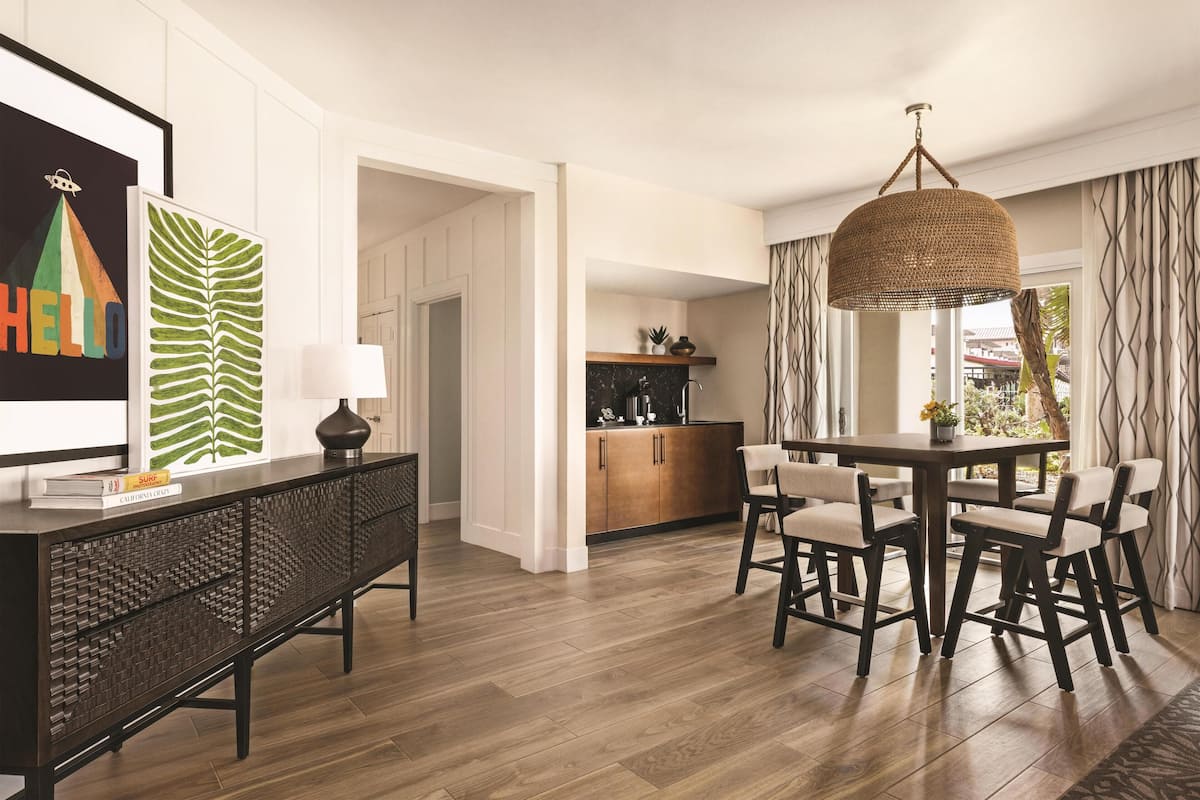 Suite presidencial, varias camas | Caja de seguridad en la habitación y espacio para trabajar con laptop