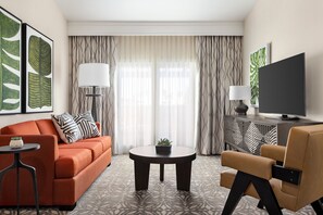 Safe på rommet, skrivebord for bærbar PC og blendingsgardiner