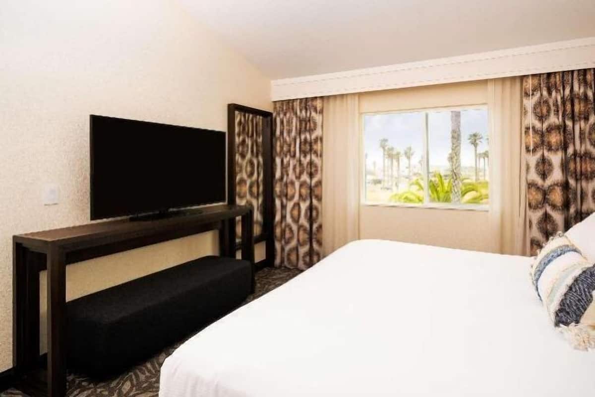 In-room safe, laptop workspace, blackout drapes, iron/ironing board