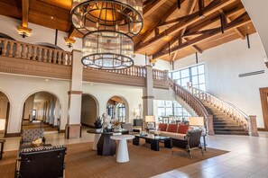 Lobby - Zachari Dunes on Mandalay Beach, Curio Collection by Hilton (Oxnard)