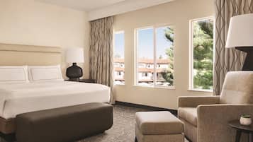 Suite presidencial, varias camas, vista a la alberca | Caja de seguridad en la habitación y espacio para trabajar con laptop