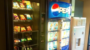 Ein Getränkeautomat mit Pepsi-Logo, umgeben von anderen Snackautomaten.