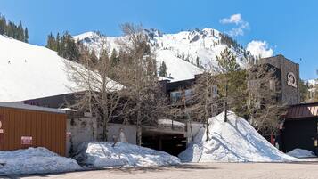 Un edificio con un letrero que indica una zona de acceso restringido para bomberos y el Red Wolf Lodge en Olympic Valley.