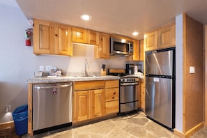 Studio, non-fumeurs | Cuisine privée | Réfrigérateur, micro-ondes, plaque de cuisson, lave-vaisselle